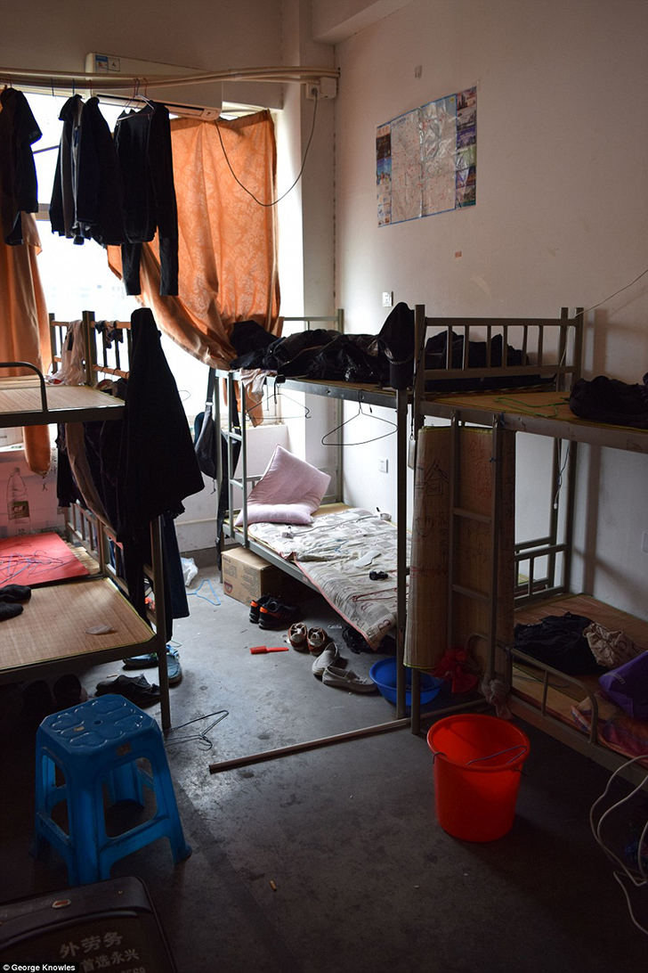 Фотография: Страх и отвращение в общежитии рабочих фабрики, где собирают iPhone №4 - BigPicture.ru