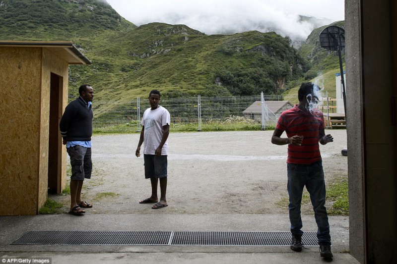 Фотография: Швейцарских миллионеров обвиняют в расизме за отказ принять мигрантов №7 - BigPicture.ru