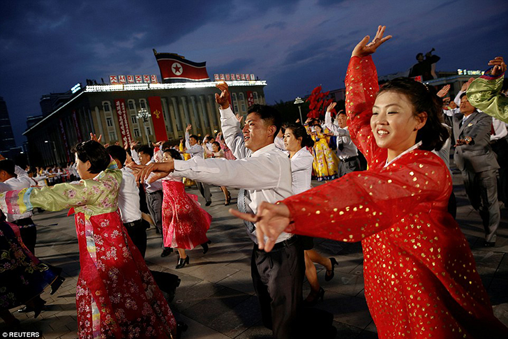 Фотография: Безудержное веселье: как в Северной Корее отпраздновали съезд правящей партии №7 - BigPicture.ru