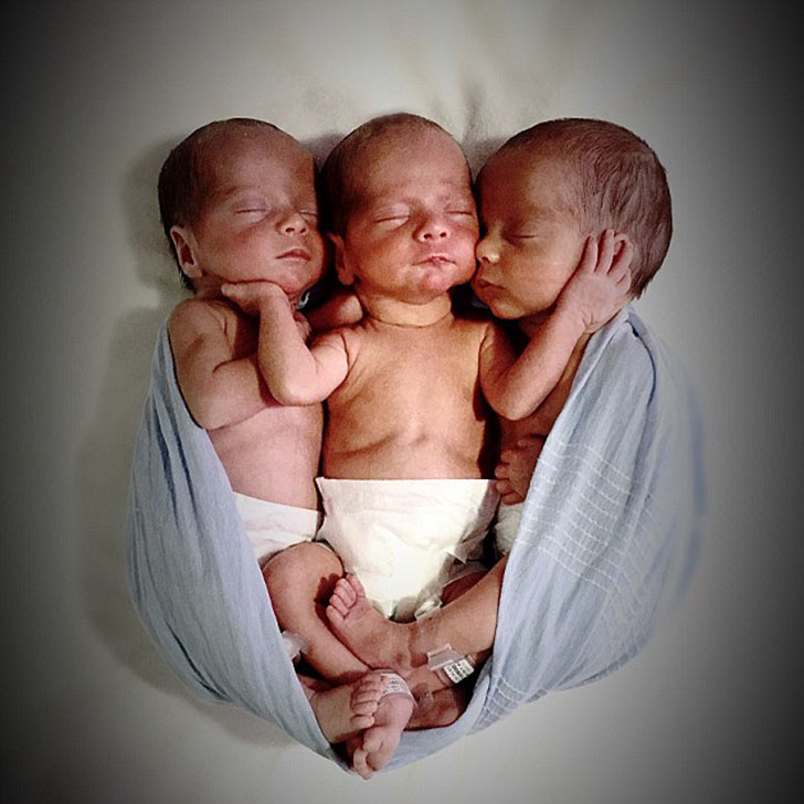 Фотография: Генетическая ксерокопия: британские тройняшки, которых различает только родная мать №7 - BigPicture.ru