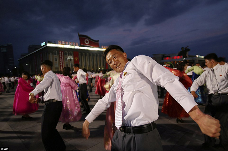 Фотография: Безудержное веселье: как в Северной Корее отпраздновали съезд правящей партии №8 - BigPicture.ru