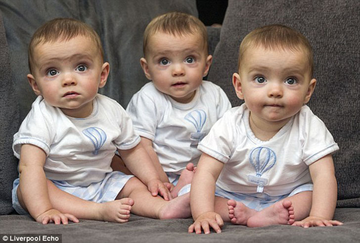 Фотография: Генетическая ксерокопия: британские тройняшки, которых различает только родная мать №8 - BigPicture.ru