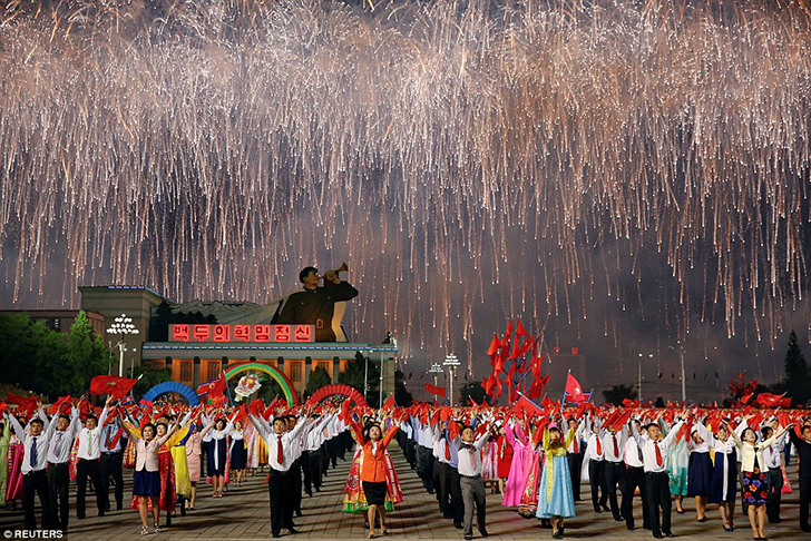 Фотография: Безудержное веселье: как в Северной Корее отпраздновали съезд правящей партии №9 - BigPicture.ru