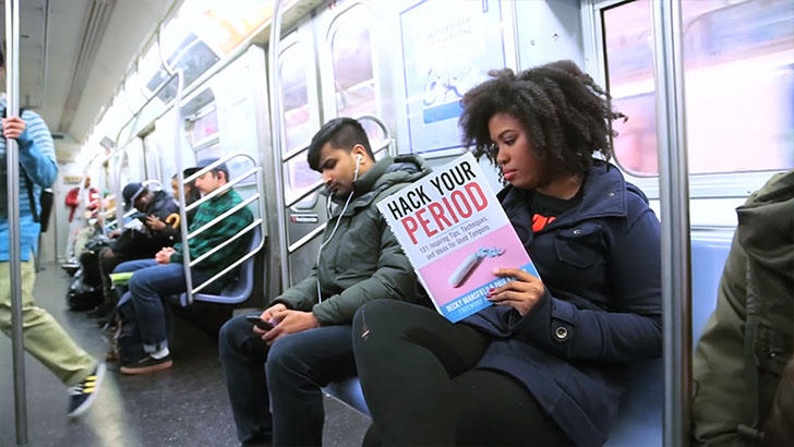 Фотография: Антиобложки для книг, от которых у пассажиров метро отвисли челюсти №10 - BigPicture.ru