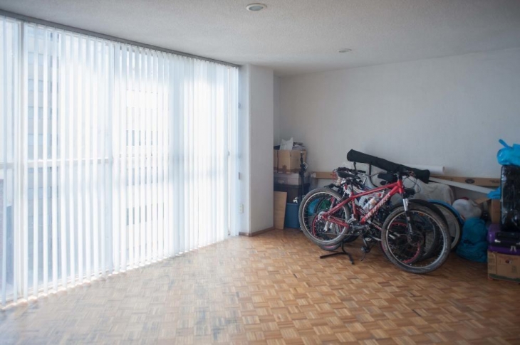 Фотография: Как выглядят холостяцкие квартиры в разных странах мира №23 - BigPicture.ru