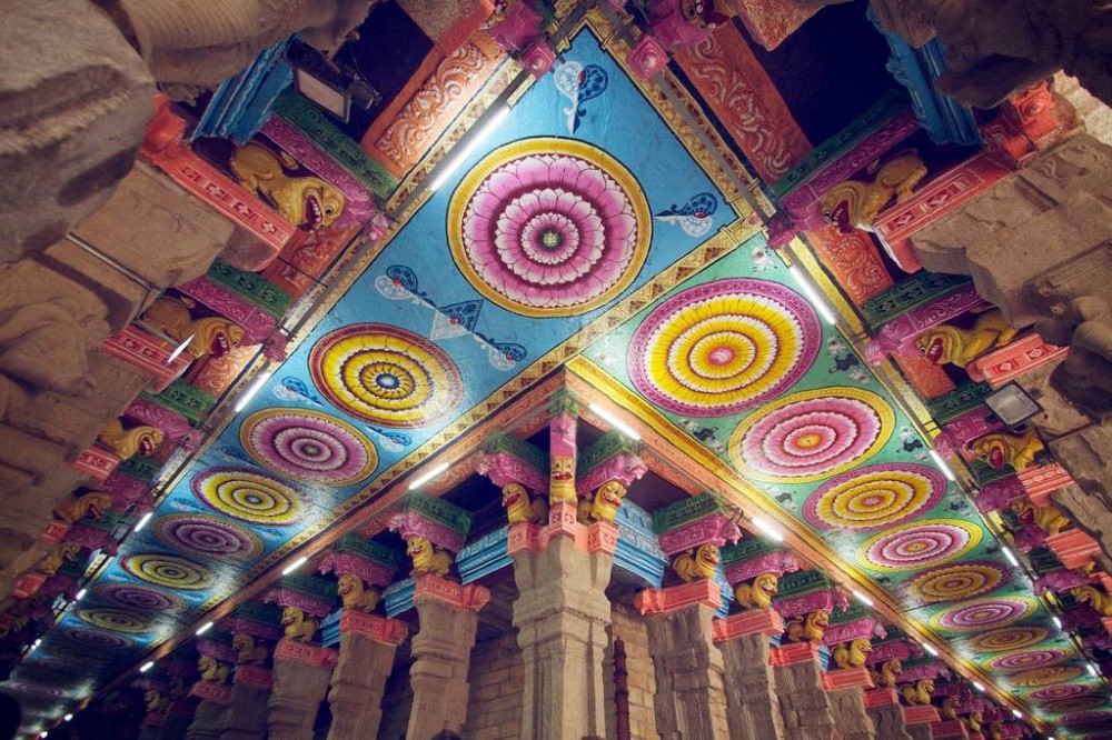 Фотография: Стены этого индийского храма состоят из тысяч скульптур №8 - BigPicture.ru