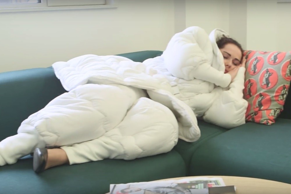 Фотография: Оригинальный костюм-одеяло для тех, кто любит поспать №5 - BigPicture.ru