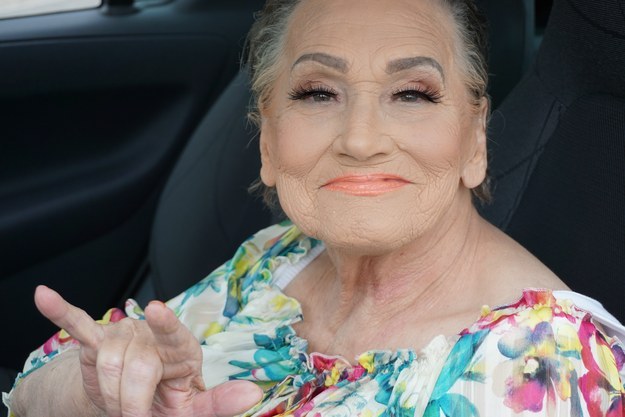 Фотография: 80-летняя бабушка попросила внучку сделать ей макияж и проснулась знаменитой №5 - BigPicture.ru