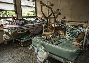 Ни электричества, ни антибиотиков: кошмарные условия в больницах Венесуэлы
