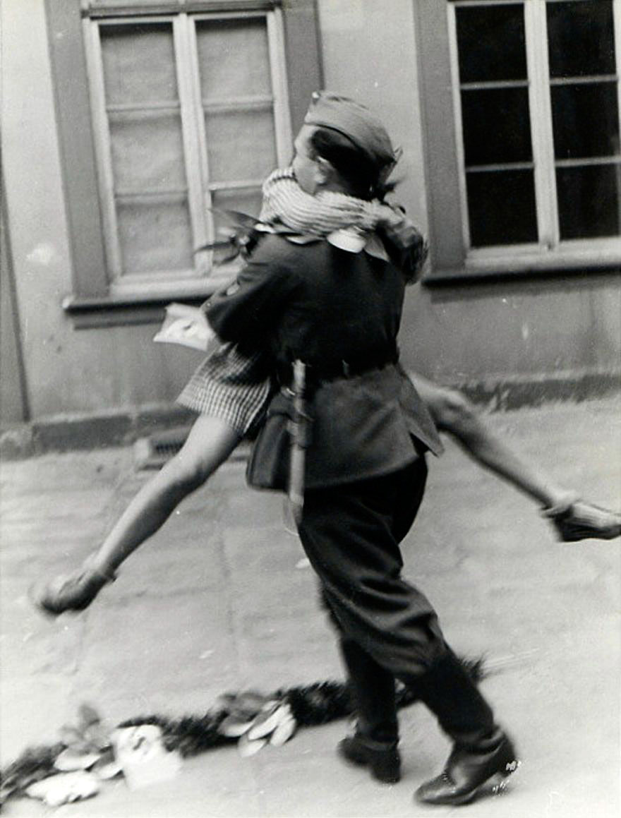 Фотография: Любовь во время войны: 30 фото о том, как провожают и встречают солдат №14 - BigPicture.ru