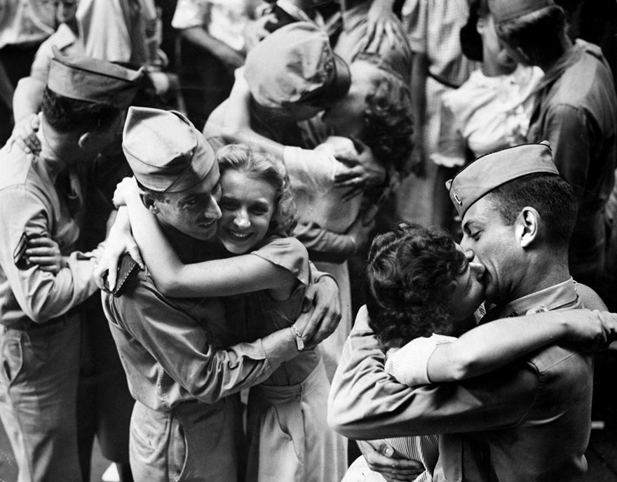 Фотография: Любовь во время войны: 30 фото о том, как провожают и встречают солдат №27 - BigPicture.ru