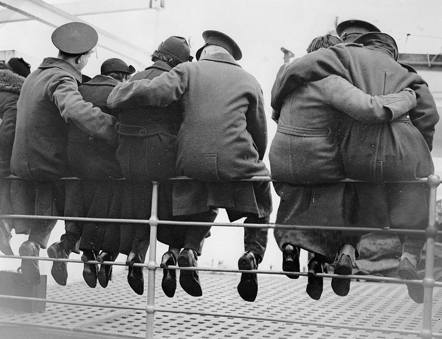 Фотография: Любовь во время войны: 30 фото о том, как провожают и встречают солдат №18 - BigPicture.ru