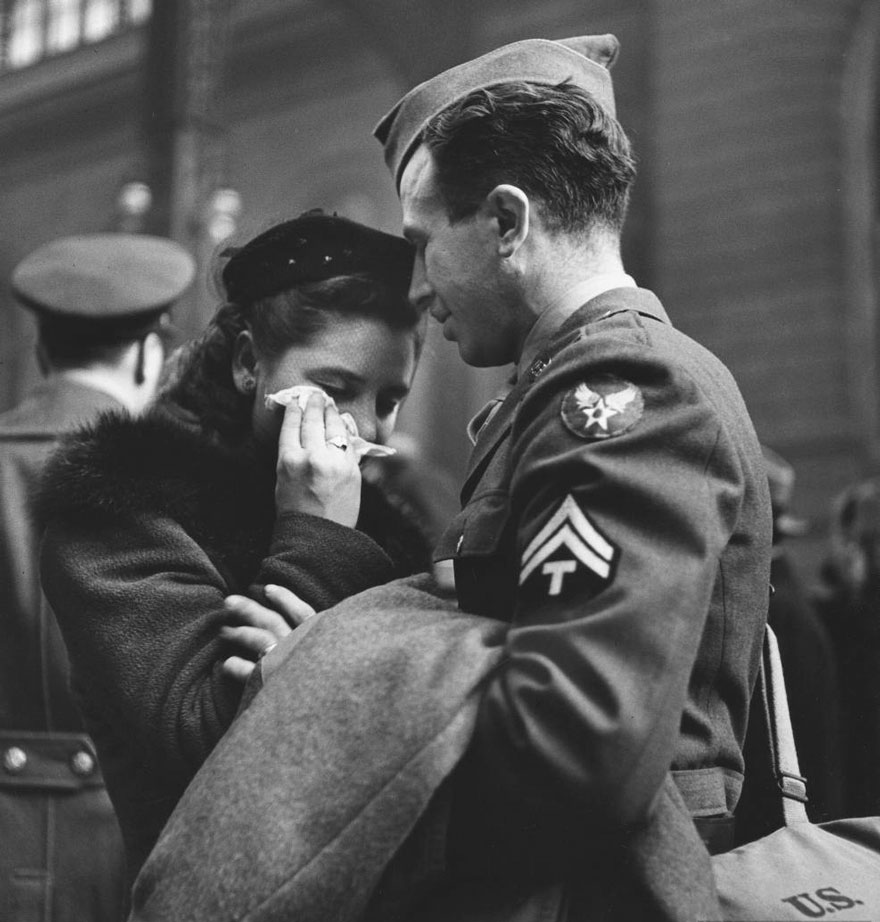 Фотография: Любовь во время войны: 30 фото о том, как провожают и встречают солдат №19 - BigPicture.ru