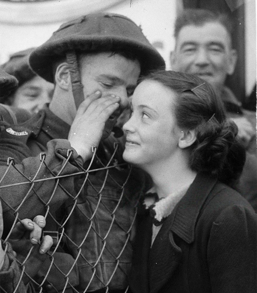Фотография: Любовь во время войны: 30 фото о том, как провожают и встречают солдат №23 - BigPicture.ru
