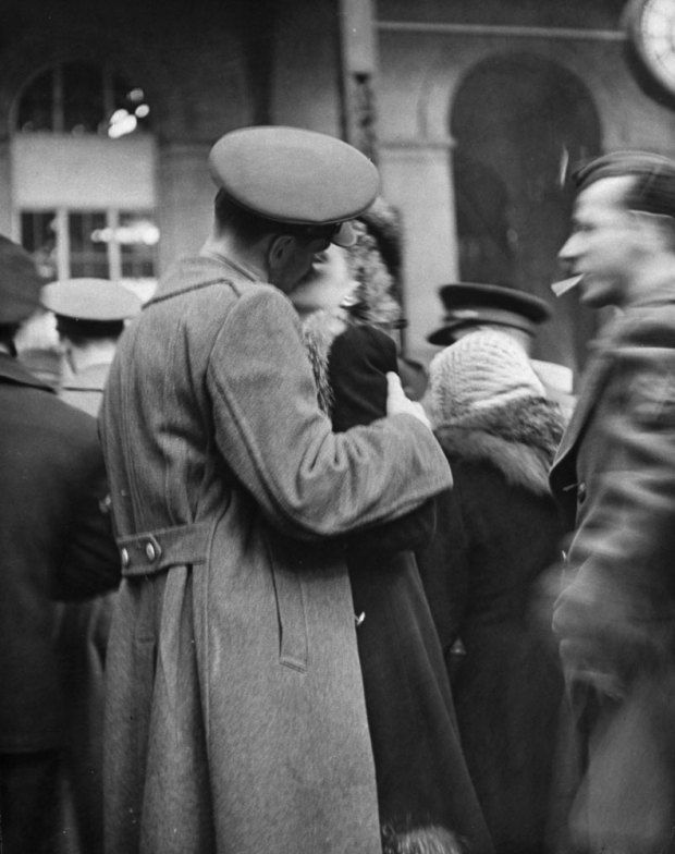 Фотография: Любовь во время войны: 30 фото о том, как провожают и встречают солдат №5 - BigPicture.ru