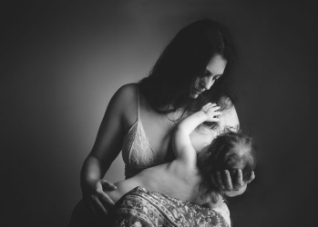 Фотограф снимает кормящих грудью матерей, и это очень красиво