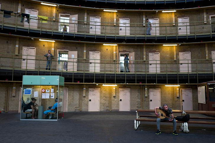 Фотография: Беженцев в Нидерландах встречают с распростертыми объятиями... и селят в тюрьму №11 - BigPicture.ru