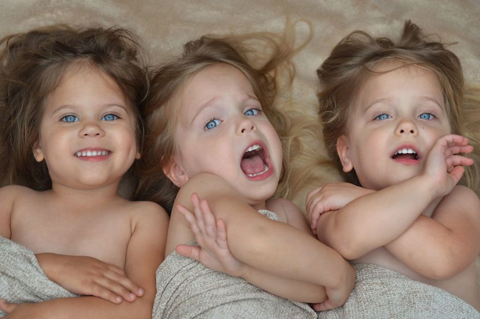 Фотография: Мама фотографирует, как растут ее дочери-тройняшки, и это очаровательно №12 - BigPicture.ru