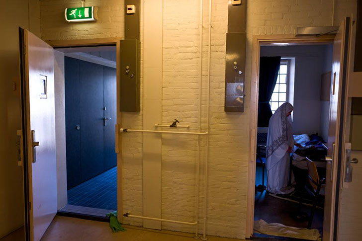 Фотография: Беженцев в Нидерландах встречают с распростертыми объятиями... и селят в тюрьму №12 - BigPicture.ru