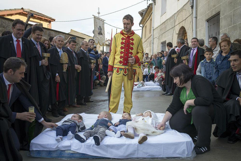 Фотография: Зачем испанцы наряжаются демонами и прыгают через младенцев №12 - BigPicture.ru