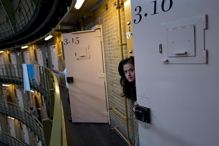 Фотография: Беженцев в Нидерландах встречают с распростертыми объятиями... и селят в тюрьму №3 - BigPicture.ru