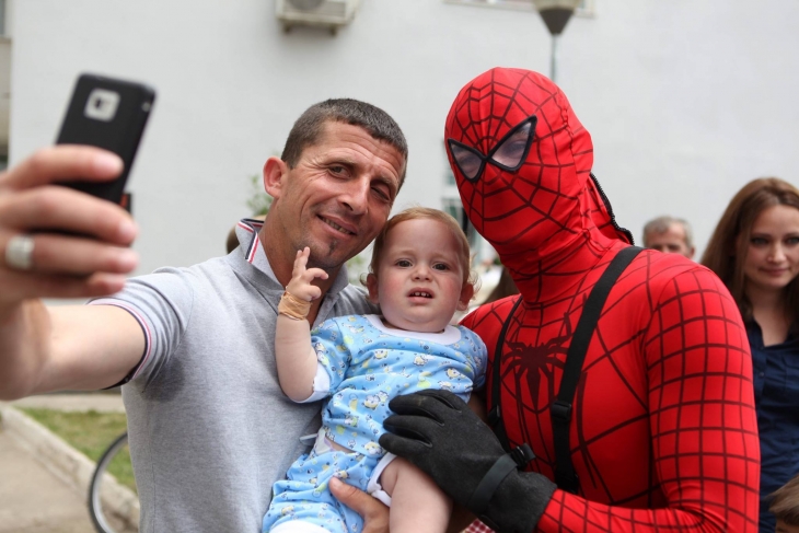 Фотография: Албанские полицейские переоделись в супергероев, чтобы поздравить больных детей с праздником №17 - BigPicture.ru