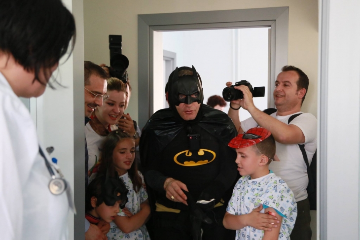 Фотография: Албанские полицейские переоделись в супергероев, чтобы поздравить больных детей с праздником №19 - BigPicture.ru
