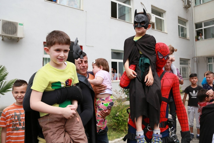 Фотография: Албанские полицейские переоделись в супергероев, чтобы поздравить больных детей с праздником №20 - BigPicture.ru