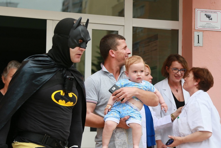 Фотография: Албанские полицейские переоделись в супергероев, чтобы поздравить больных детей с праздником №21 - BigPicture.ru