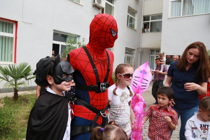 Фотография: Албанские полицейские переоделись в супергероев, чтобы поздравить больных детей с праздником №10 - BigPicture.ru
