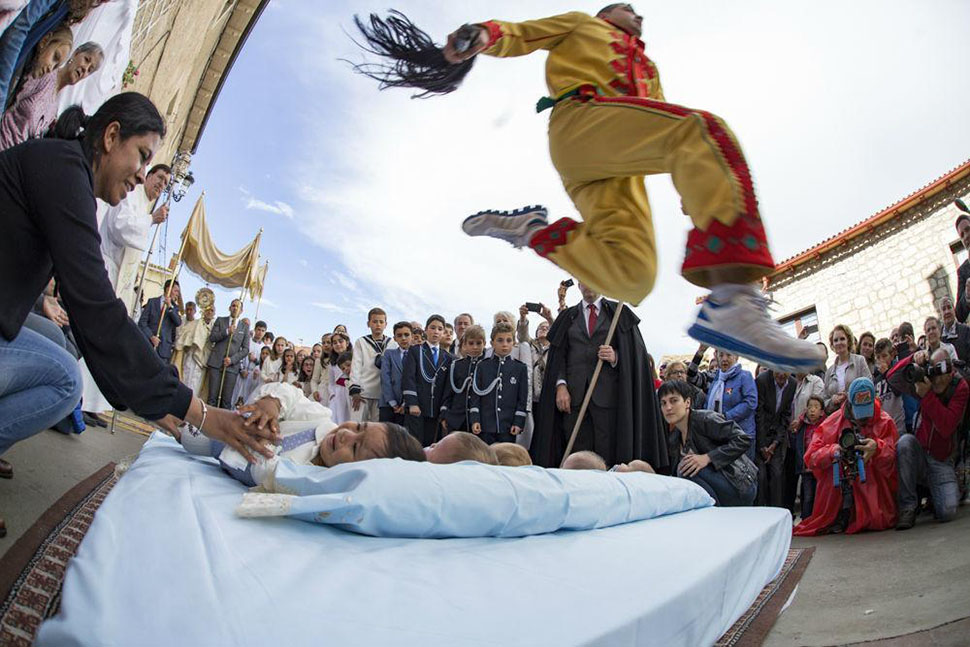 Фотография: Зачем испанцы наряжаются демонами и прыгают через младенцев №14 - BigPicture.ru