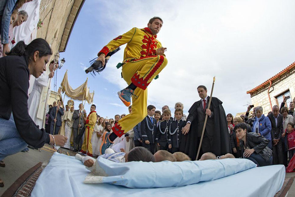 Фотография: Зачем испанцы наряжаются демонами и прыгают через младенцев №18 - BigPicture.ru