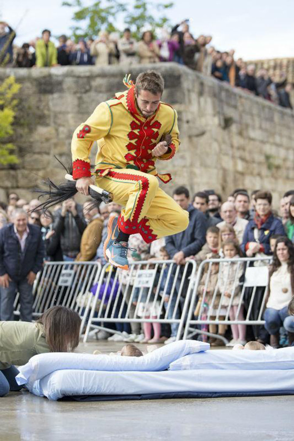 Фотография: Зачем испанцы наряжаются демонами и прыгают через младенцев №3 - BigPicture.ru