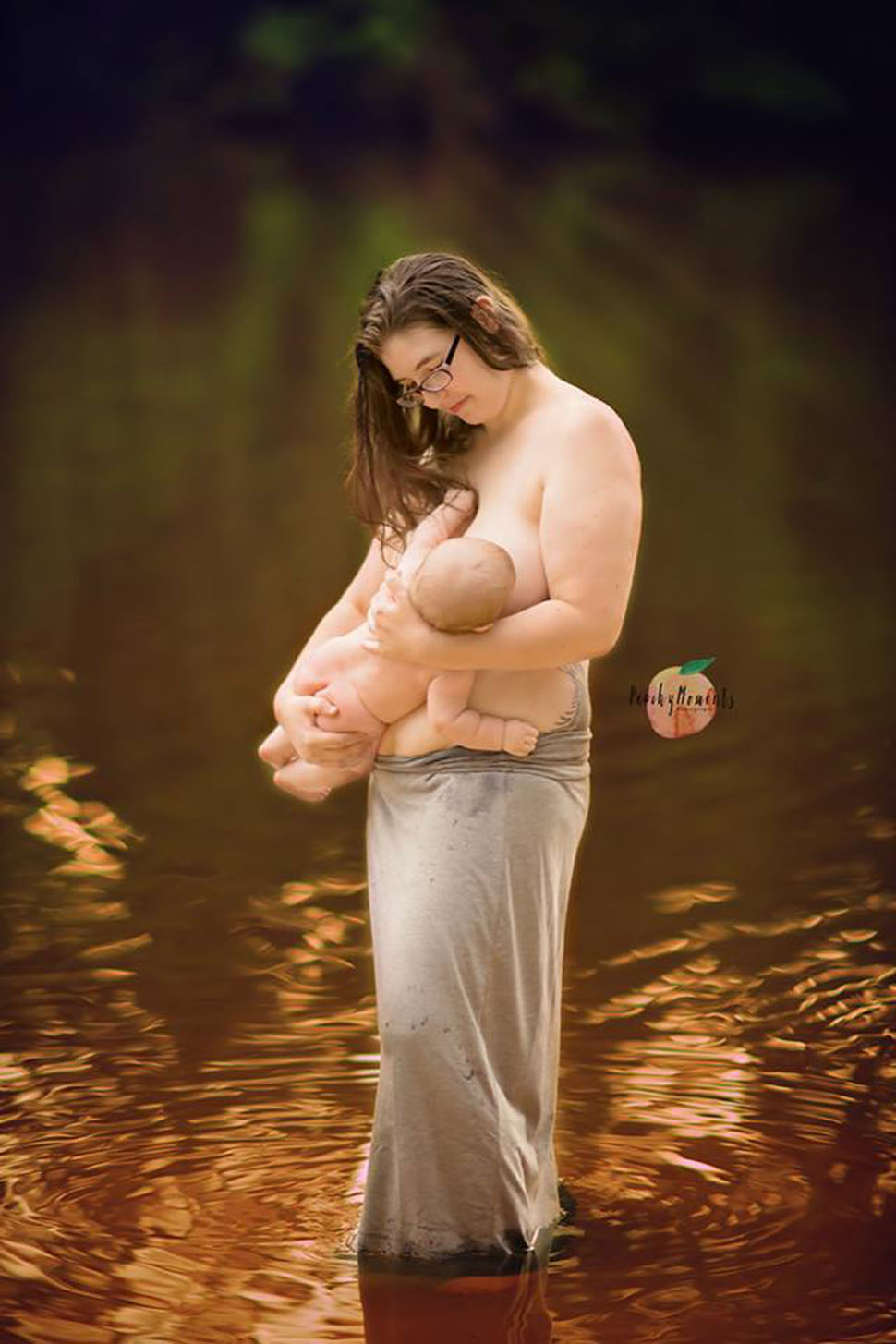 Фотография: Кормящие матери обнажили грудь для фотосессии в реке, чтобы рассказать свои истории №2 - BigPicture.ru