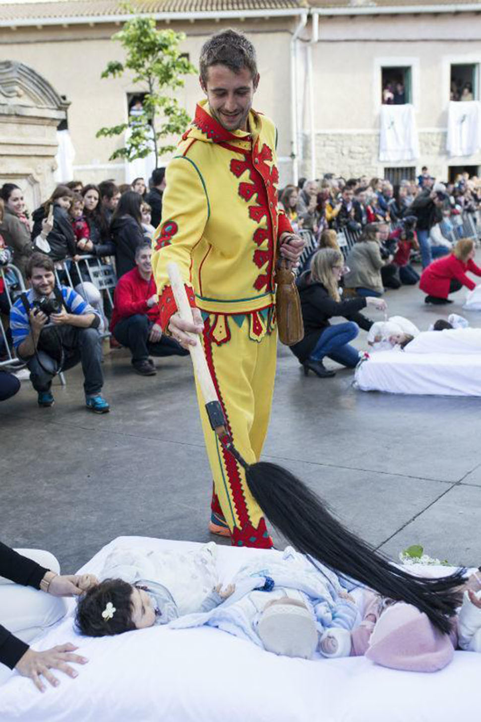 Фотография: Зачем испанцы наряжаются демонами и прыгают через младенцев №24 - BigPicture.ru