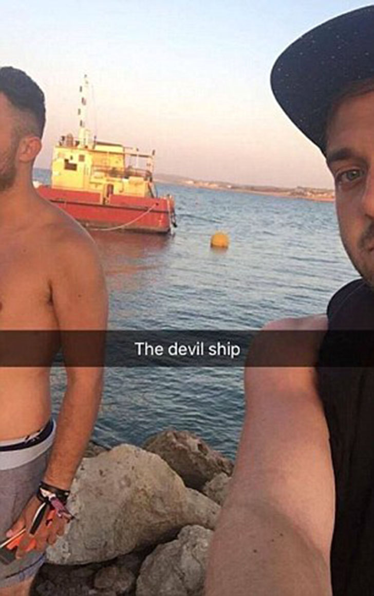 Фотография: Приплыли: британские туристы загуляли на Кипре и оказались в Сирии №4 - BigPicture.ru