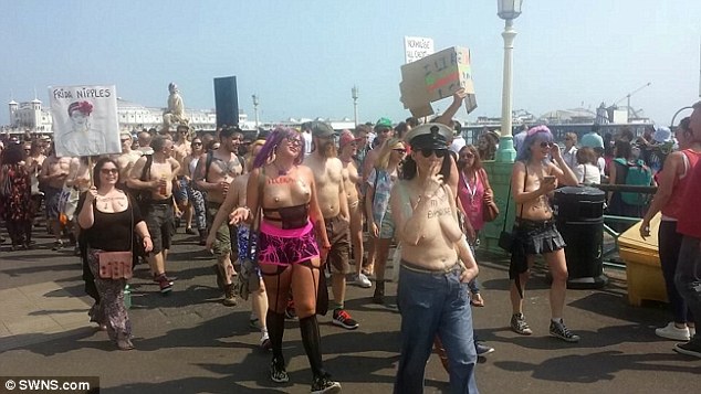 Фотография: Свободу соскам! Сотни женщин обнажили грудь в знак протеста против сексизма №3 - BigPicture.ru