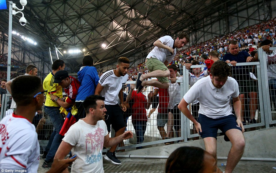 Фотография: Бедный Марсель: беспорядки между фанатами, которые не закончатся до конца чемпионата №17 - BigPicture.ru