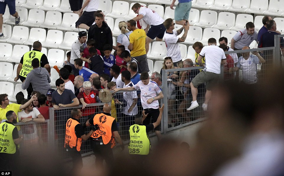 Фотография: Бедный Марсель: беспорядки между фанатами, которые не закончатся до конца чемпионата №23 - BigPicture.ru