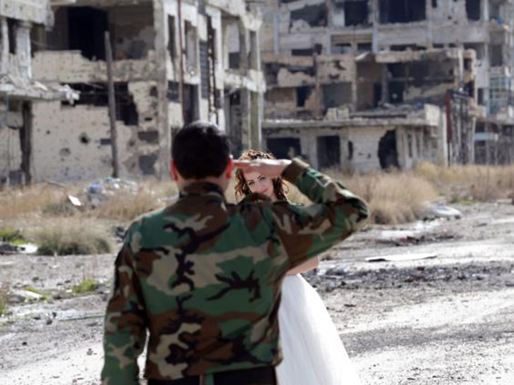 Фотография: Война и мир: сирийская пара устроила свадебную фотосессию на развалинах Хомса №4 - BigPicture.ru