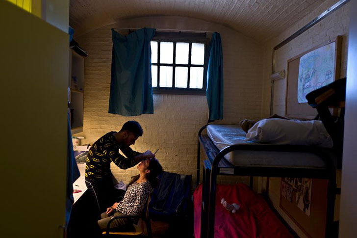Фотография: Беженцев в Нидерландах встречают с распростертыми объятиями... и селят в тюрьму №4 - BigPicture.ru