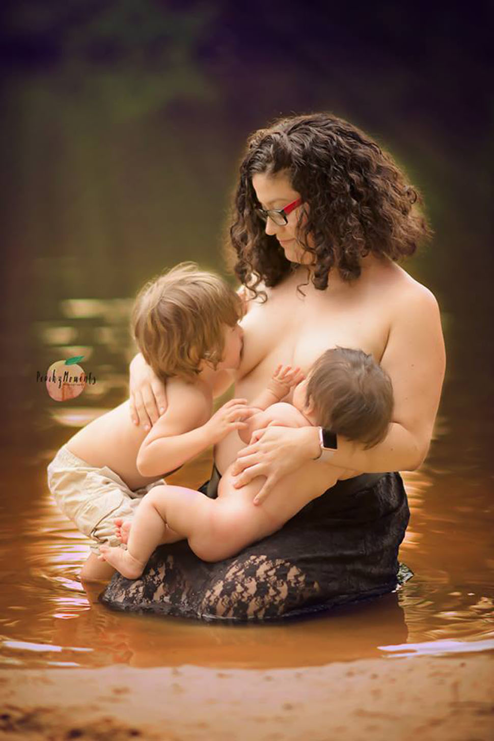 Фотография: Кормящие матери обнажили грудь для фотосессии в реке, чтобы рассказать свои истории №3 - BigPicture.ru