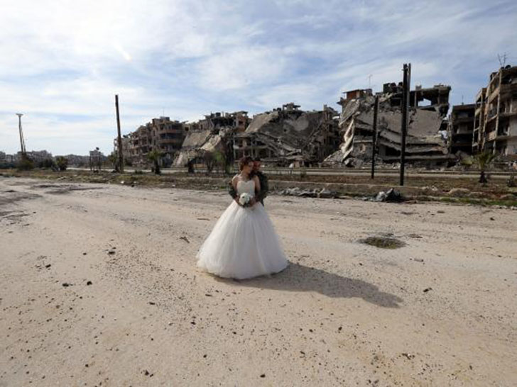 Фотография: Война и мир: сирийская пара устроила свадебную фотосессию на развалинах Хомса №5 - BigPicture.ru