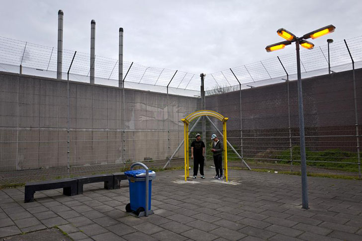 Фотография: Беженцев в Нидерландах встречают с распростертыми объятиями... и селят в тюрьму №5 - BigPicture.ru