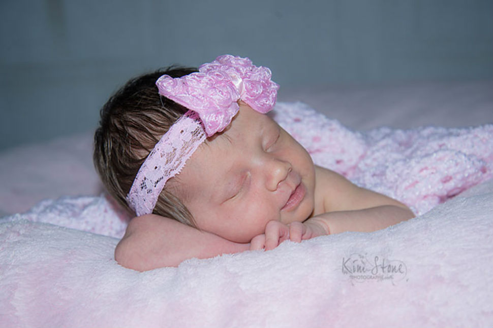 Фотография: Новорожденная улыбается во сне в 