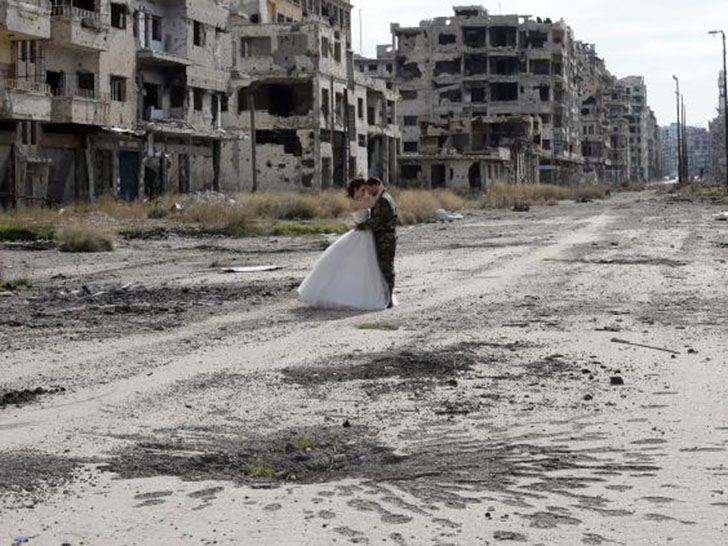 Фотография: Война и мир: сирийская пара устроила свадебную фотосессию на развалинах Хомса №6 - BigPicture.ru