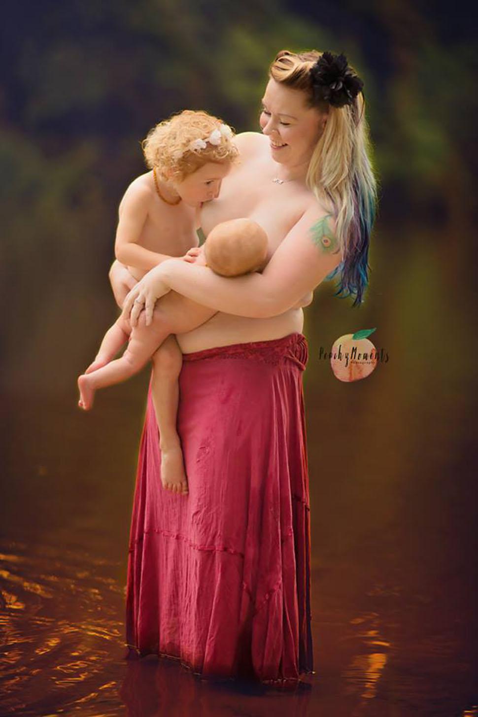 Фотография: Кормящие матери обнажили грудь для фотосессии в реке, чтобы рассказать свои истории №5 - BigPicture.ru