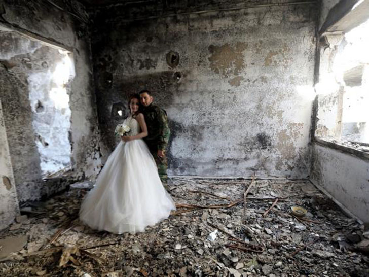 Фотография: Война и мир: сирийская пара устроила свадебную фотосессию на развалинах Хомса №7 - BigPicture.ru