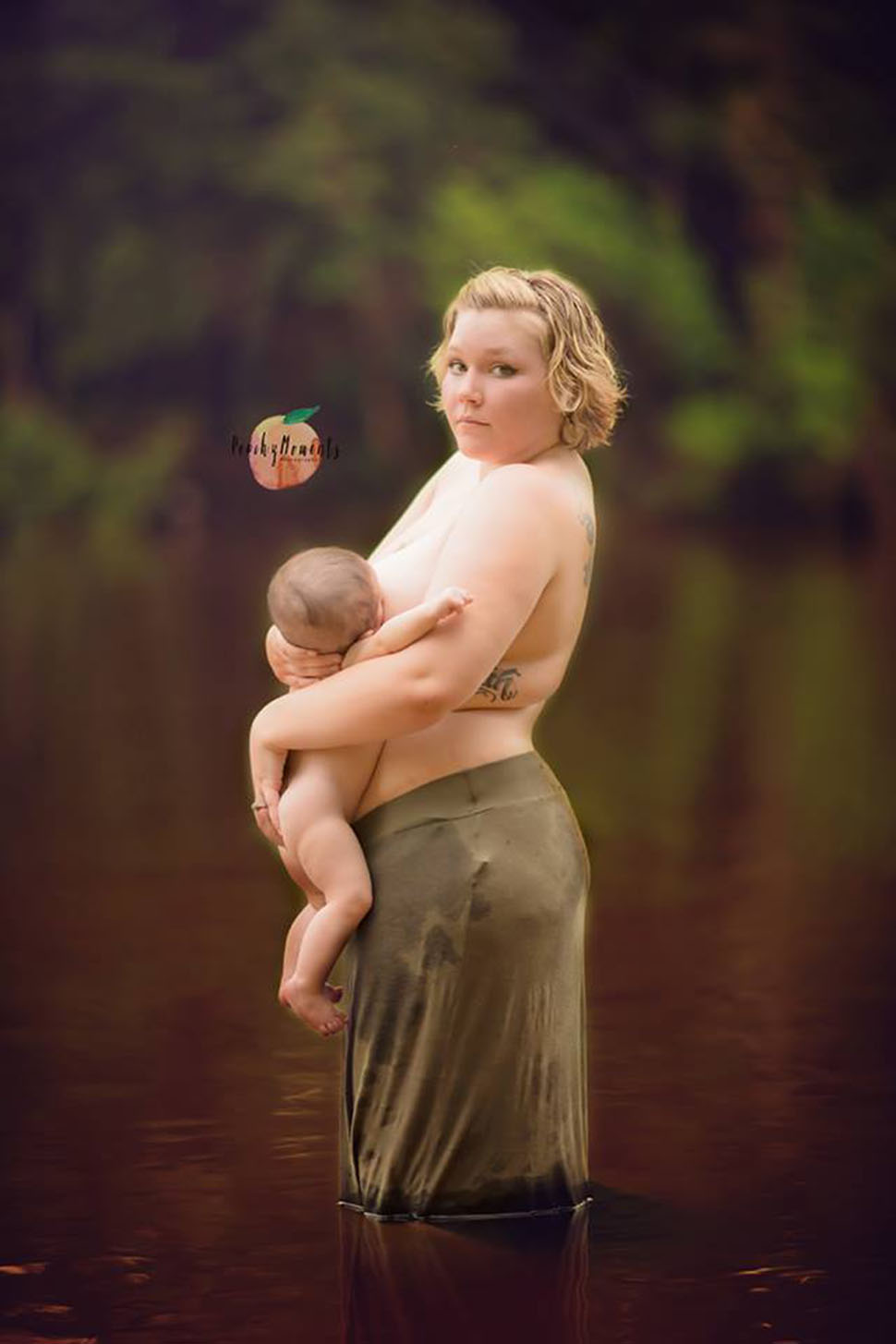 Фотография: Кормящие матери обнажили грудь для фотосессии в реке, чтобы рассказать свои истории №6 - BigPicture.ru