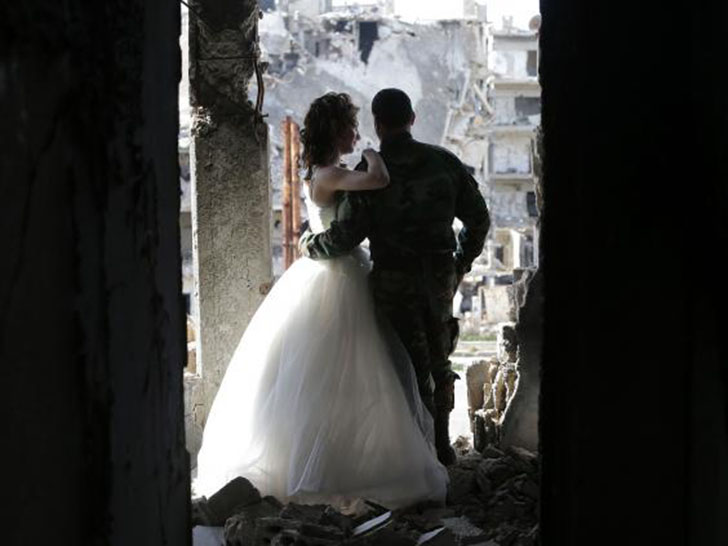 Фотография: Война и мир: сирийская пара устроила свадебную фотосессию на развалинах Хомса №9 - BigPicture.ru